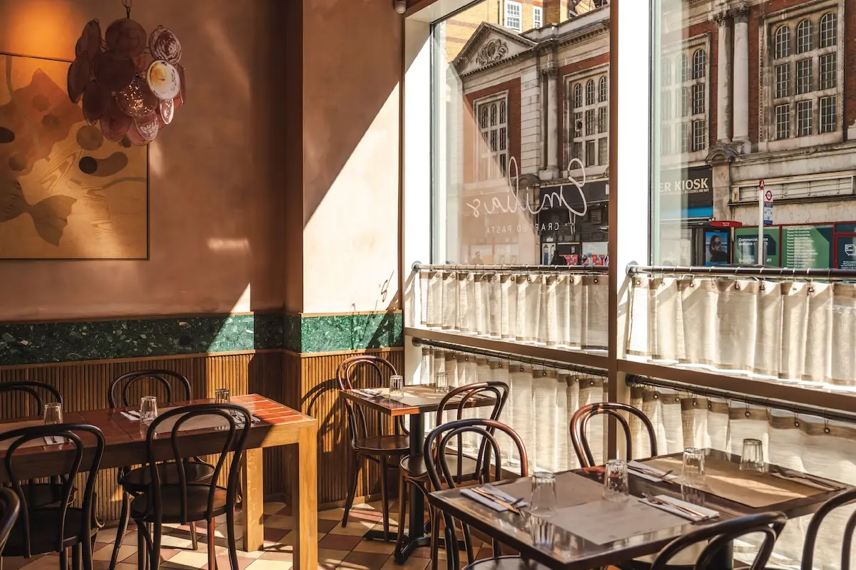 emilias-baker-street-tables